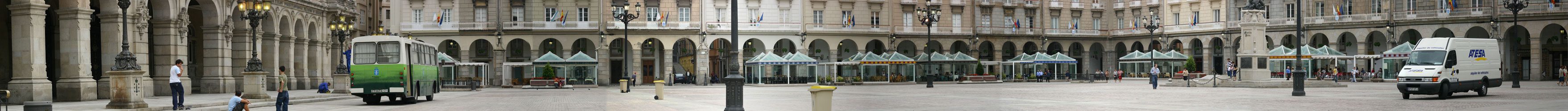 Plaza de María Pita, A Coruña, verano de 2004 Plaza de María Pita, A Coruña, verano de 2004